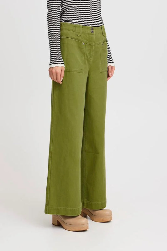 The Vandra trouser from Parisian brand ATELIER REVE are a beautiful Pesto coloured trouser in a Winter weight. A wide leg style with patch pockets on the front , a zip and two button fly. There are belt loops on the high rise waistband. Stunning with a shirt out chunky Winter knit. We LOVE. The fit is true to size.
