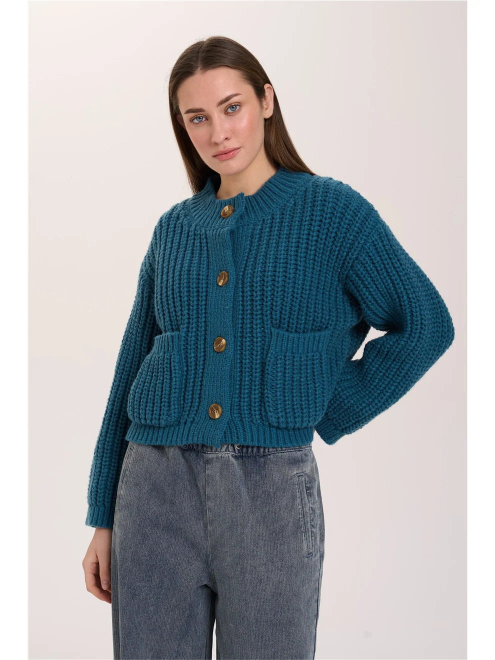 A relaxed-fit teal knitted cardigan with a chunky knit texture. The crew neckline, large buttons and two patch pockets at the front give the design a casual look. Dropped shoulders and long sleeves complete the relaxed fit.