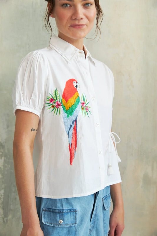 The Waban shirt from French brand CHICO SOLEIL is a statement shirt. With a collar and short sleeves and a simple straight hem. There is a large embroidered parakeet on the right hand side adding a unique look. There is an asymmetric pull tie on the left hand side to adjust the fit. Make an entrance with this unique shirt. The fit is true to size.