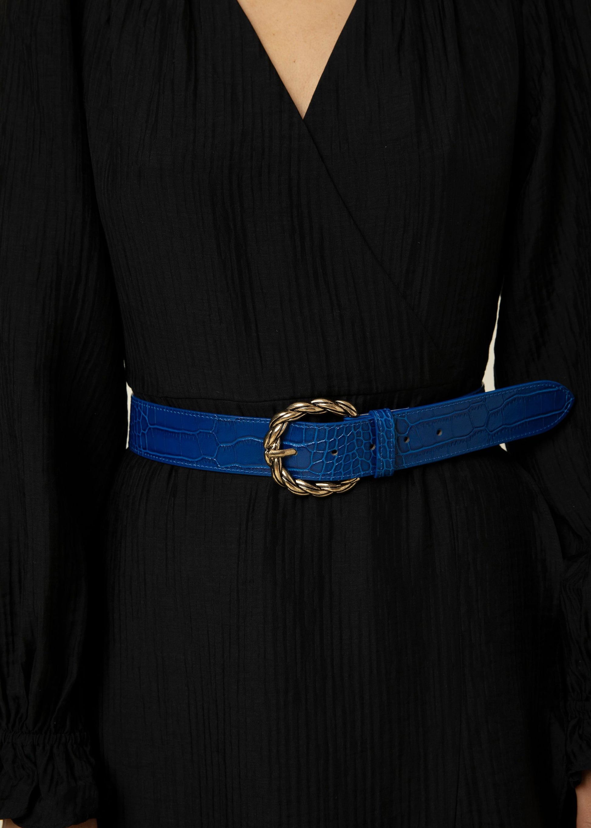 Bright leather belts in textured leather with gold buckle