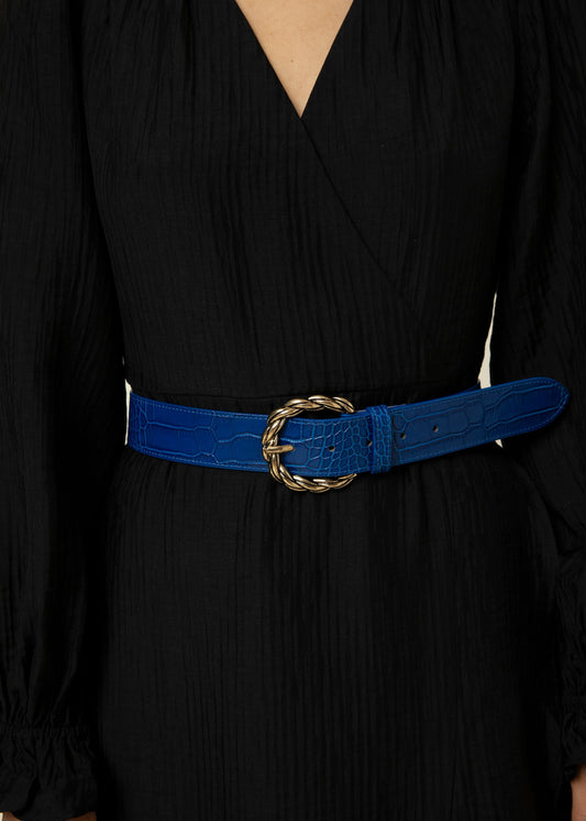 Bright leather belts in textured leather with gold buckle